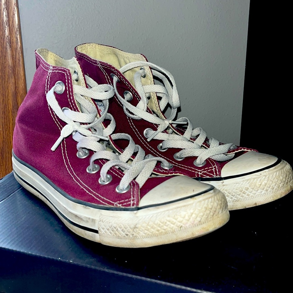 Maroon / burgundy converse high top 
Good condition women’s 7 men’s 5 kids